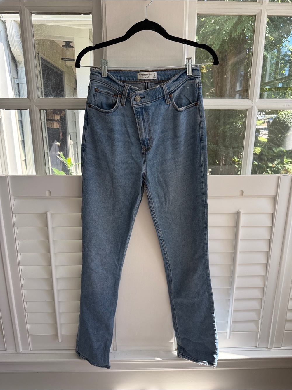 Abercrombie & Fitch Light Blue The 90’s Slim Straight Ultra High Rise Jeans 27